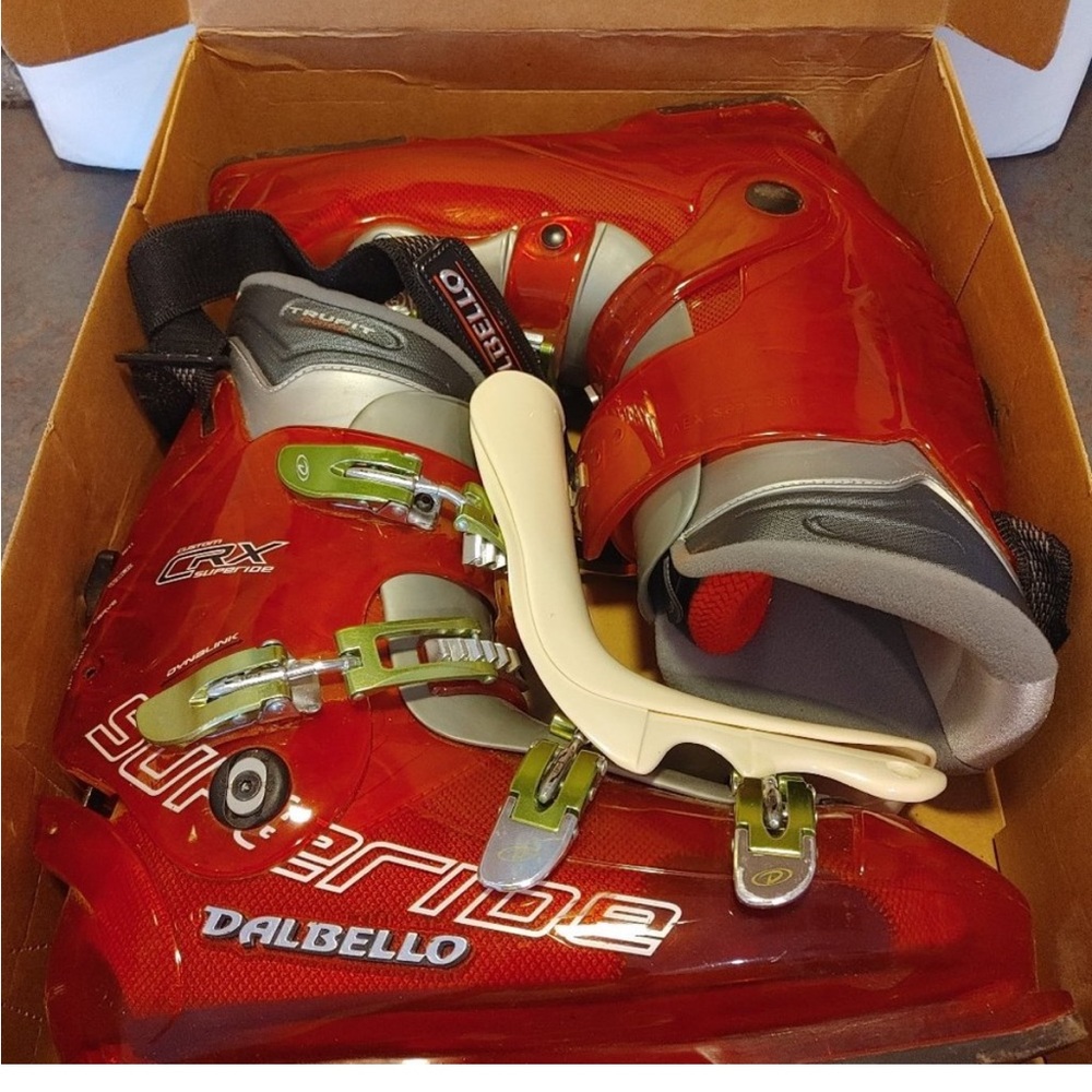 Like new, size 10 Dalbello Carve CRX super ride Men’s ski boots.